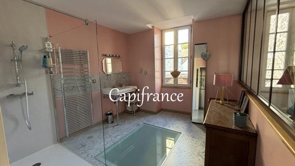 Maison bourgeoise à vendre 5 pièces au coeur de SAINT SAVINIEN (17) - 2 chambres - terrasse et jardin + dépendance