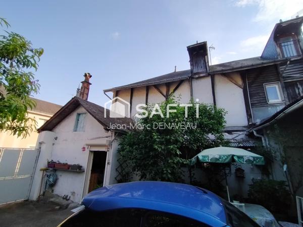 Petite maison de ville avec cour et garages