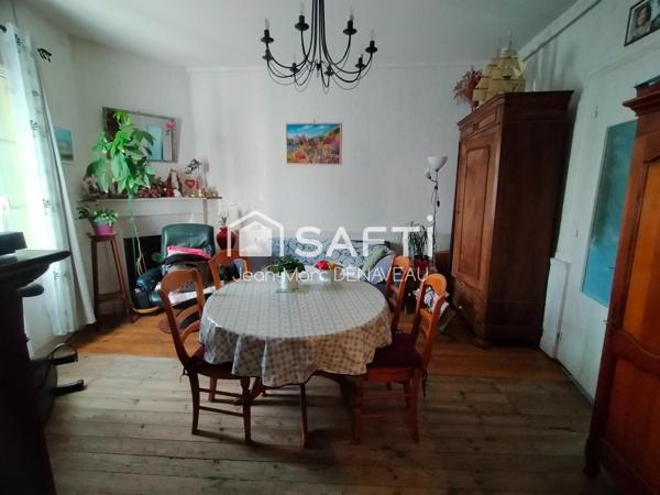 Petite maison de ville avec cour et garages