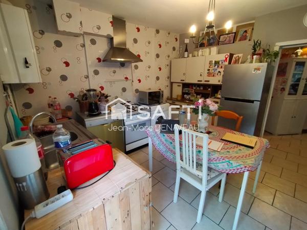 Petite maison de ville avec cour et garages