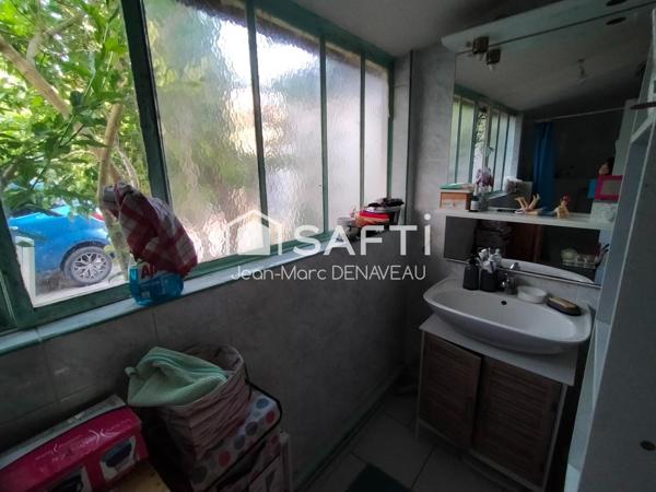 Petite maison de ville avec cour et garages