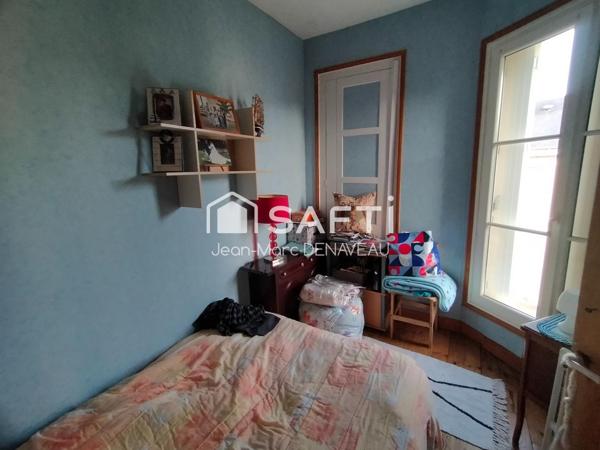 Petite maison de ville avec cour et garages