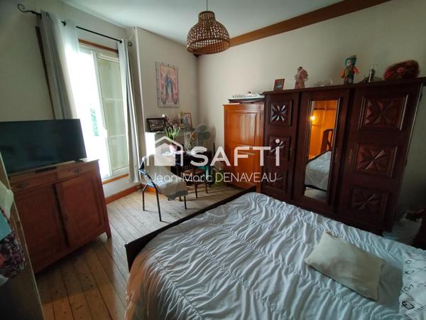 Petite maison de ville avec cour et garages