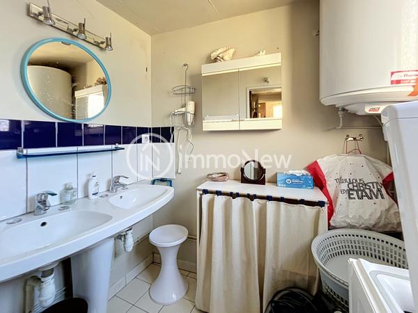 MAISON AVEC TERRAIN CONSTRUCTIBLE ET BATIMENT À RÉNOVER – CHAMPEAUX 50530