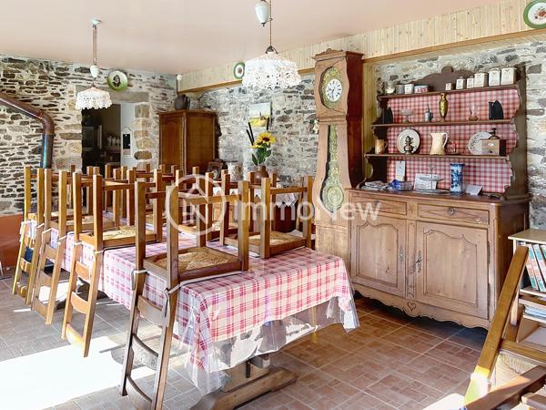 MAISON AVEC TERRAIN CONSTRUCTIBLE ET BATIMENT À RÉNOVER – CHAMPEAUX 50530