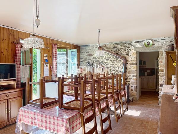 MAISON AVEC TERRAIN CONSTRUCTIBLE ET BATIMENT À RÉNOVER – CHAMPEAUX 50530