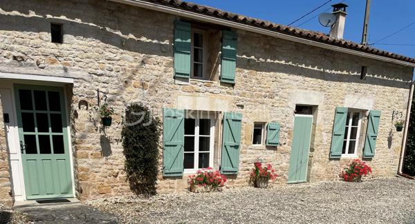 Située dans un environnement calme sur la commune de Pamproux, entre Poitiers et Niort (25 minutes) avec un accès rapide à l’autoroute, cette maison en pierre pleine de charme offre de beaux volumes et de nombreuses possibilités d’aménagement.

🏠 Agencement intérieur

Au rez-de-chaussée
Une grande pièce de vie lumineuse comprenant salle à manger et cuisine ouverte aménagée et équipée, avec accès direct à la terrasse exposée plein sud
Une chambre de plain-pied
Un bureau, également adaptable en chambre supplémentaire
Une buanderie avec douche
Un WC
Un local chaufferie

Au premier étage
Quatre chambres
Une salle de bains
Un WC
L’une des chambres constitue une véritable suite, bénéficiant :
d’un grand dressing
d’une salle d’eau privative intégrée
Un atout rare qui apporte confort et intimité aux propriétaires.

🌿 Extérieurs et dépendances
La propriété comprend :
une piscine enterrée, parfaite pour profiter des beaux jours ☀️
un préau
une dépendance, idéale pour du rangement, un atelier ou un futur aménagement en Pool House avec cuisine d’été (eau et électricité présents)

🔧 Confort et prestations
Chauffage par chaudière fioul complété par deux poêles à bois 🔥
Menuiseries majoritairement en double vitrage
Combles isolés
Maison raccordée au tout-à-l’égout

⭐ Les points forts
Maison en pierre avec beaucoup de charme
Jusqu’à 6 chambres possibles selon l’aménagement
Suite avec dressing et salle d’eau privative
Piscine et dépendances
Proximité autoroute et commerces