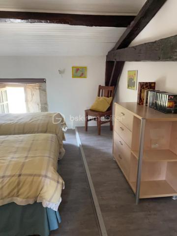 Située dans un environnement calme sur la commune de Pamproux, entre Poitiers et Niort (25 minutes) avec un accès rapide à l’autoroute, cette maison en pierre pleine de charme offre de beaux volumes et de nombreuses possibilités d’aménagement.

🏠 Agencement intérieur

Au rez-de-chaussée
Une grande pièce de vie lumineuse comprenant salle à manger et cuisine ouverte aménagée et équipée, avec accès direct à la terrasse exposée plein sud
Une chambre de plain-pied
Un bureau, également adaptable en chambre supplémentaire
Une buanderie avec douche
Un WC
Un local chaufferie

Au premier étage
Quatre chambres
Une salle de bains
Un WC
L’une des chambres constitue une véritable suite, bénéficiant :
d’un grand dressing
d’une salle d’eau privative intégrée
Un atout rare qui apporte confort et intimité aux propriétaires.

🌿 Extérieurs et dépendances
La propriété comprend :
une piscine enterrée, parfaite pour profiter des beaux jours ☀️
un préau
une dépendance, idéale pour du rangement, un atelier ou un futur aménagement en Pool House avec cuisine d’été (eau et électricité présents)

🔧 Confort et prestations
Chauffage par chaudière fioul complété par deux poêles à bois 🔥
Menuiseries majoritairement en double vitrage
Combles isolés
Maison raccordée au tout-à-l’égout

⭐ Les points forts
Maison en pierre avec beaucoup de charme
Jusqu’à 6 chambres possibles selon l’aménagement
Suite avec dressing et salle d’eau privative
Piscine et dépendances
Proximité autoroute et commerces