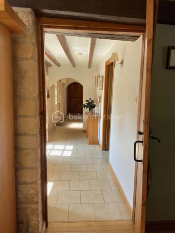 Située dans un environnement calme sur la commune de Pamproux, entre Poitiers et Niort (25 minutes) avec un accès rapide à l’autoroute, cette maison en pierre pleine de charme offre de beaux volumes et de nombreuses possibilités d’aménagement.

🏠 Agencement intérieur

Au rez-de-chaussée
Une grande pièce de vie lumineuse comprenant salle à manger et cuisine ouverte aménagée et équipée, avec accès direct à la terrasse exposée plein sud
Une chambre de plain-pied
Un bureau, également adaptable en chambre supplémentaire
Une buanderie avec douche
Un WC
Un local chaufferie

Au premier étage
Quatre chambres
Une salle de bains
Un WC
L’une des chambres constitue une véritable suite, bénéficiant :
d’un grand dressing
d’une salle d’eau privative intégrée
Un atout rare qui apporte confort et intimité aux propriétaires.

🌿 Extérieurs et dépendances
La propriété comprend :
une piscine enterrée, parfaite pour profiter des beaux jours ☀️
un préau
une dépendance, idéale pour du rangement, un atelier ou un futur aménagement en Pool House avec cuisine d’été (eau et électricité présents)

🔧 Confort et prestations
Chauffage par chaudière fioul complété par deux poêles à bois 🔥
Menuiseries majoritairement en double vitrage
Combles isolés
Maison raccordée au tout-à-l’égout

⭐ Les points forts
Maison en pierre avec beaucoup de charme
Jusqu’à 6 chambres possibles selon l’aménagement
Suite avec dressing et salle d’eau privative
Piscine et dépendances
Proximité autoroute et commerces