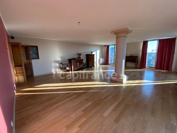 Appartement à vendre 5 pièces ROUBAIX (59) 131m², 2 chambres, bureau, terrasse 65m², garage.