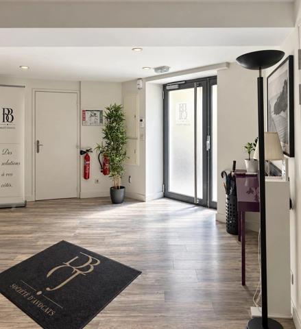 Vente                                                      Local commercial
                        
                                         162 m2                     à Fontainebleau