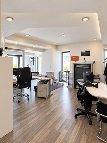 Vente                                                      Local commercial
                        
                                         162 m2                     à Fontainebleau