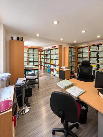 Vente                                                      Local commercial
                        
                                         162 m2                     à Fontainebleau