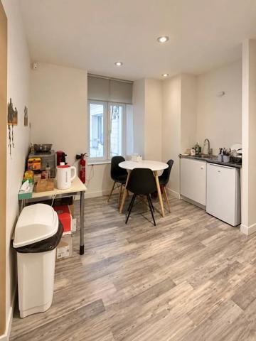 Vente                                                      Local commercial
                        
                                         162 m2                     à Fontainebleau