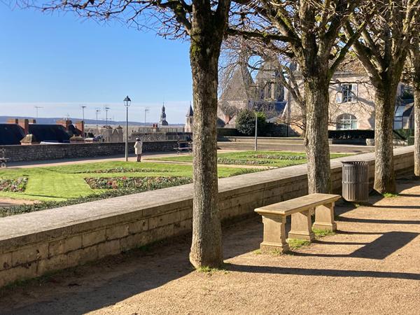 APPARTEMENT F1 / STUDIO MEUBLE A LOUER EN COURTE DUREE - A BLOIS - BELLES PRESTATIONS - VUE SUR CHÂTEAU & LOIRE