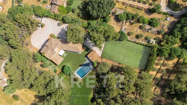 PROPRIETE T5 SUR TERRAIN DE 6000 M2 AVEC PISCINE ET POOL HOUSE