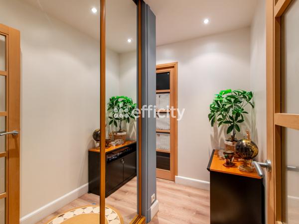 Appartement
         3 pièces
        - 82 m² Bien prestige 890 000 € *