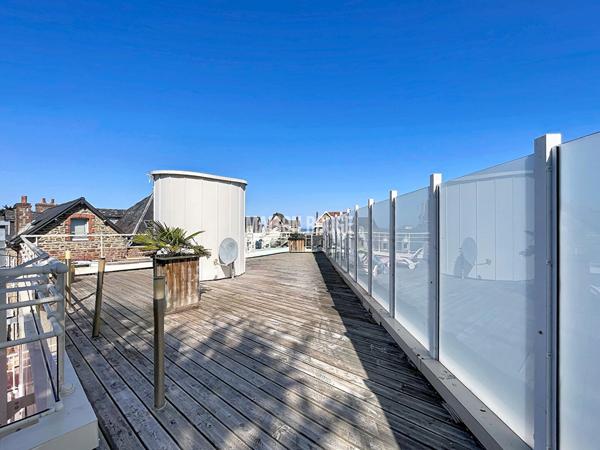 IMMEUBLE D'EXCEPTION AVEC ROOF-TOP, TROIS APPARTEMENTS AU COEUR DU VAL-ANDRE