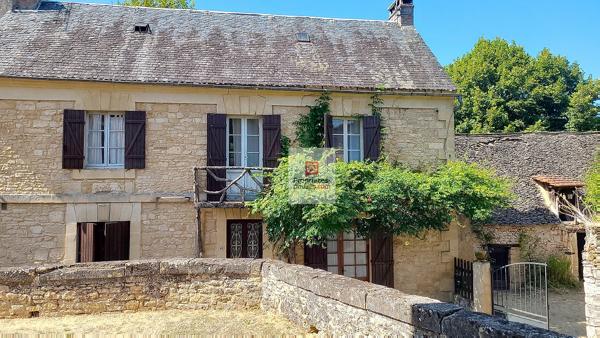 SECTEUR Montignac Lascaux. Dans un joli village: 2 maisons de caractère, atelier et préau. Jardin clos 1080 m2