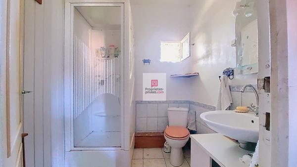 SECTEUR Montignac Lascaux. Dans un joli village: 2 maisons de caractère, atelier et préau. Jardin clos 1080 m2