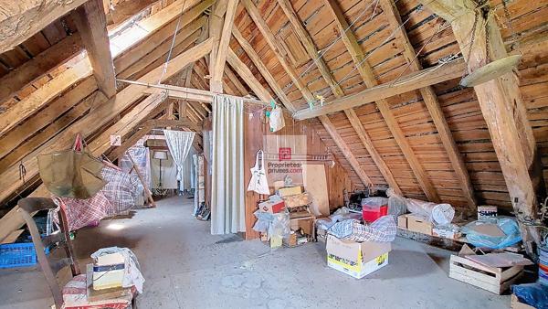 SECTEUR Montignac Lascaux. Dans un joli village: 2 maisons de caractère, atelier et préau. Jardin clos 1080 m2