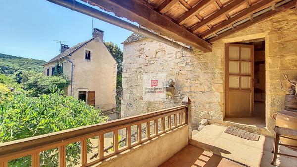 SECTEUR Montignac Lascaux. Dans un joli village: 2 maisons de caractère, atelier et préau. Jardin clos 1080 m2