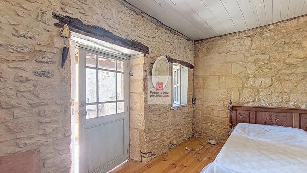 SECTEUR Montignac Lascaux. Dans un joli village: 2 maisons de caractère, atelier et préau. Jardin clos 1080 m2