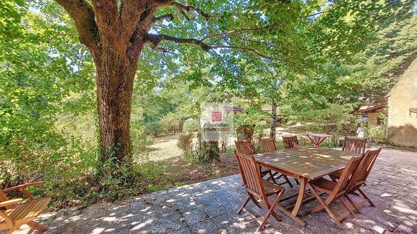SECTEUR Montignac Lascaux. Dans un joli village: 2 maisons de caractère, atelier et préau. Jardin clos 1080 m2