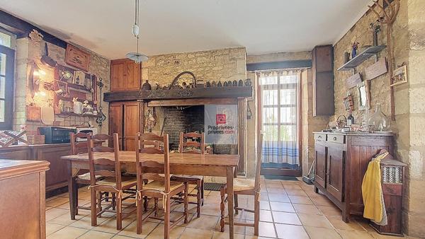 SECTEUR Montignac Lascaux. Dans un joli village: 2 maisons de caractère, atelier et préau. Jardin clos 1080 m2