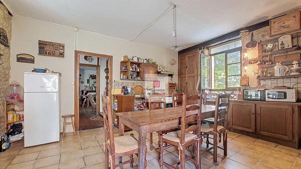 SECTEUR Montignac Lascaux. Dans un joli village: 2 maisons de caractère, atelier et préau. Jardin clos 1080 m2