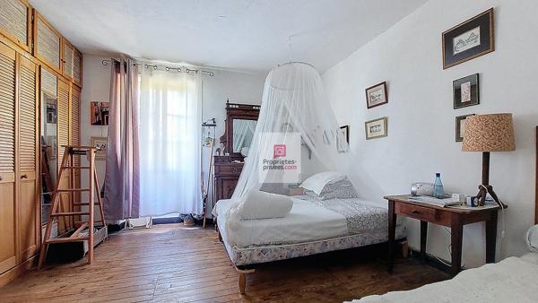 SECTEUR Montignac Lascaux. Dans un joli village: 2 maisons de caractère, atelier et préau. Jardin clos 1080 m2