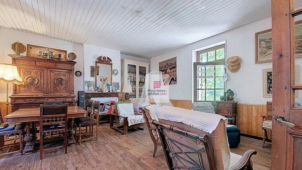 SECTEUR Montignac Lascaux. Dans un joli village: 2 maisons de caractère, atelier et préau. Jardin clos 1080 m2