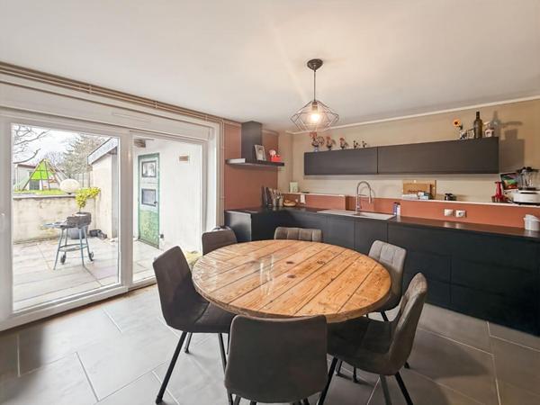 Maison familiale avec jardin, dépendances et combles aménageables ? Escombres et Le Chesnois