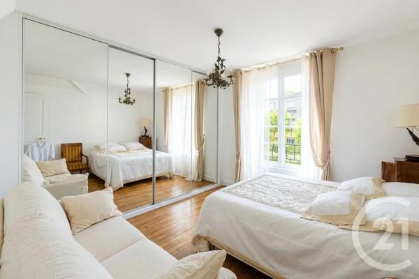 Maison à vendre  10 pièces - 272 m 2   ST MAUR DES FOSSES  - 94