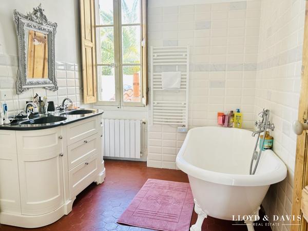 Marseille- L'ESTAQUE_Rare- Maison de ville 170 m2 rénovée avec charme.