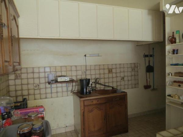 Dans bourg avec commerces et école LANDELLES ET COUPIGNY