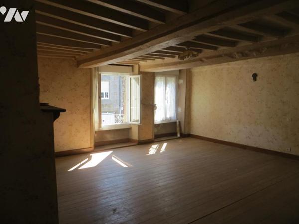 Dans bourg avec commerces et école LANDELLES ET COUPIGNY