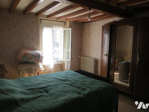 Dans bourg avec commerces et école LANDELLES ET COUPIGNY