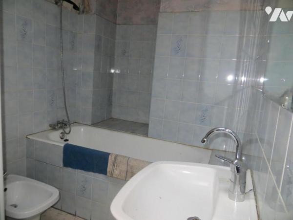 Dans bourg avec commerces et école LANDELLES ET COUPIGNY