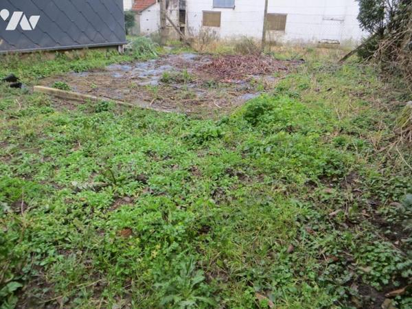 Dans bourg avec commerces et école LANDELLES ET COUPIGNY