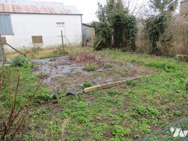 Dans bourg avec commerces et école LANDELLES ET COUPIGNY