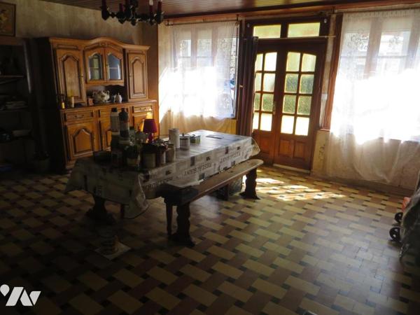 Dans bourg avec commerces et école LANDELLES ET COUPIGNY