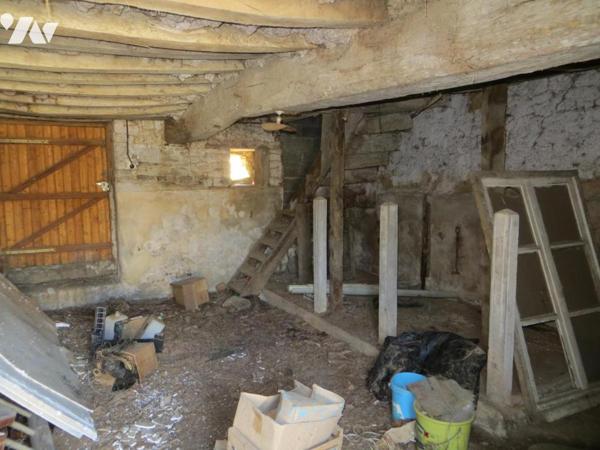 Dans bourg avec commerces et école LANDELLES ET COUPIGNY