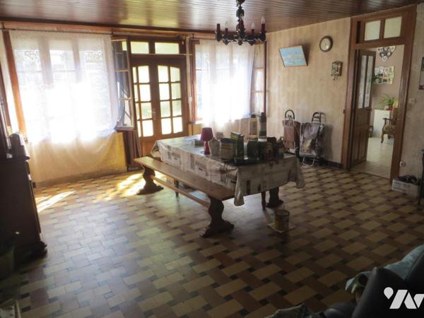 Dans bourg avec commerces et école LANDELLES ET COUPIGNY