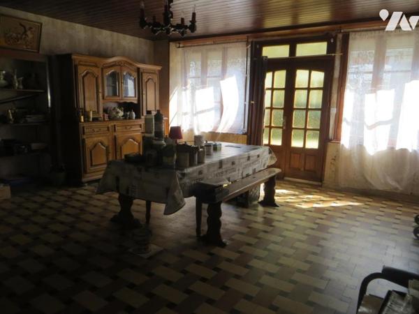 Dans bourg avec commerces et école LANDELLES ET COUPIGNY