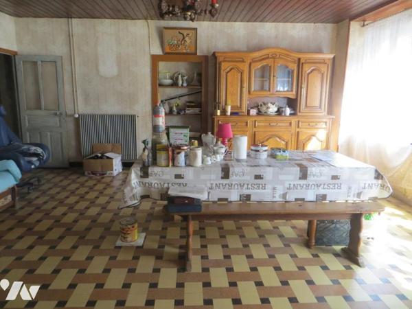 Dans bourg avec commerces et école LANDELLES ET COUPIGNY