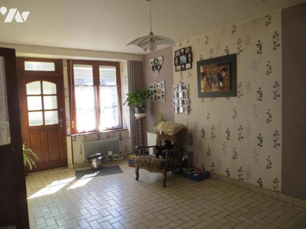 Dans bourg avec commerces et école LANDELLES ET COUPIGNY