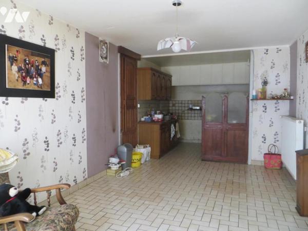 Dans bourg avec commerces et école LANDELLES ET COUPIGNY