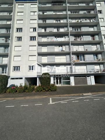 Appartement avec balcon, dans un immeuble bien entretenu