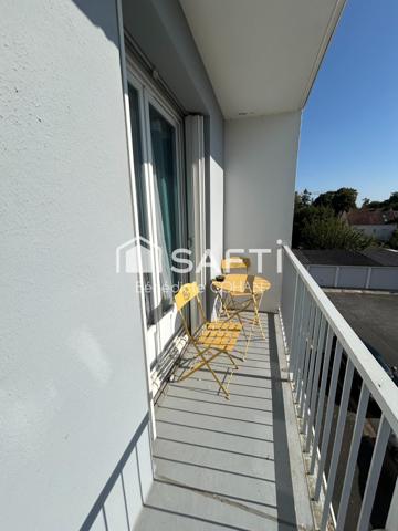 Appartement avec balcon, dans un immeuble bien entretenu